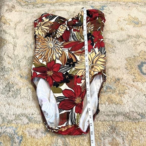 ⭐️Silhouette Solutions,What a Gorgeous Suit, Strapless, Secure Back Strap,Size 8 - Picture 5 of 9